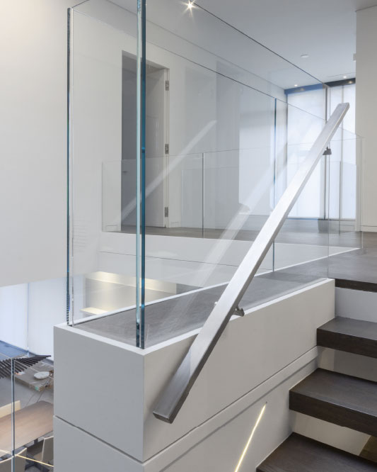 glass mounted rectangular aluminum handrails